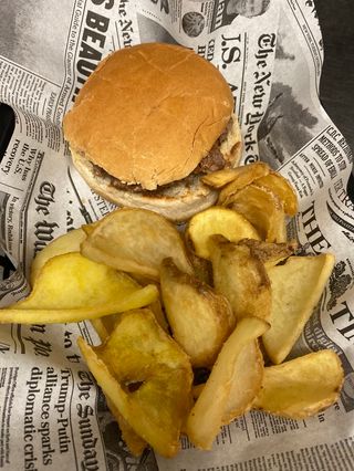 Menù kids burger -servito con patate dippers