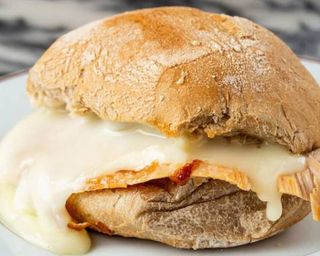 Sandes de pernil com Queijo de Ovelha