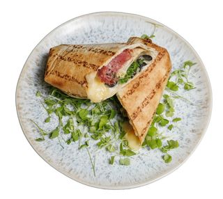 Тортилья з салямі та маслинами