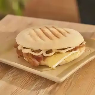 Mollete De Brie Trufado Y Carne Mechá