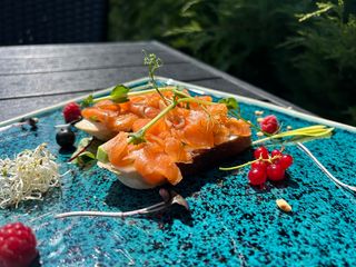 Брускети з лососем с/с, Вершковим сиром та авокадо (120г)