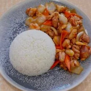 Bol de arroz con pollo y almendras