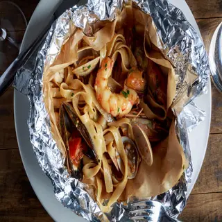 Tagliatelle con Frutti Di Mare Al Cartoccio