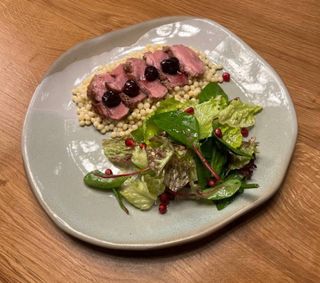 Качина грудка з диканською качаною кашею та зеленим міксом (50/150/30)