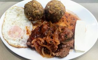 Bolones con bistec