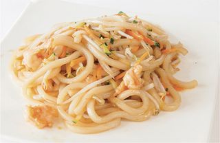 Spaghetti udon con frutti mare