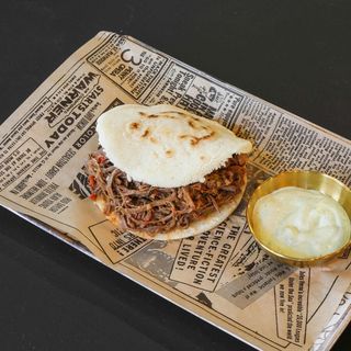 AREPA DE CARNE MECHADA