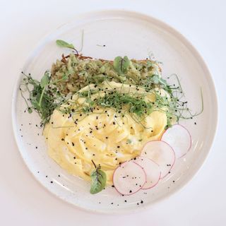 Бриошь с омлетом и авокадо 