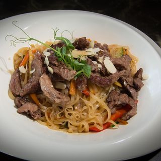 Noodles cu legume și vițel