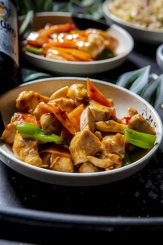 Pollo picante con verduras