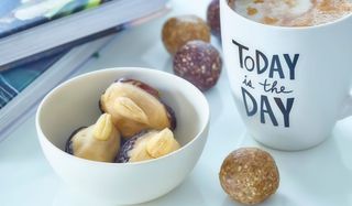Datil relleno de crema de coco y anacardos