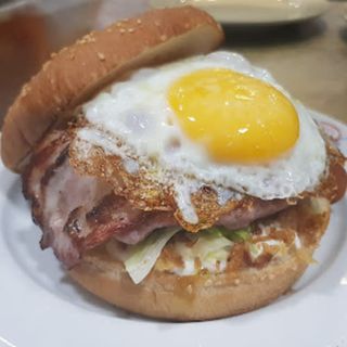 Hamburguesa Completa Con Queso, Huevo Y Bacón 