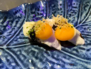 39. Nigiri de huevo codorniz con trufa (2 pzs.)