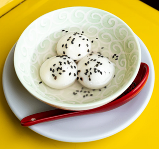 Kulki z mąki ryżowej z czarnym sezamem