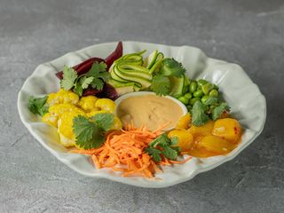 Боул з манго світ чілі, цвітною капустою, едамаме та арахісовим соусом