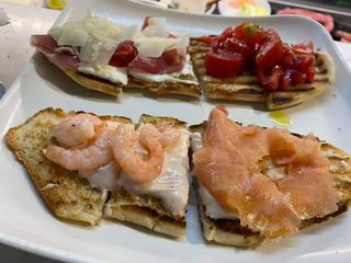Bruschetta salmone e gamberetti