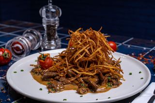 საქონლის ხორცი ნაღების სოუსით