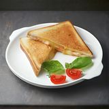 տոստ պանրով և խոզապուխտով