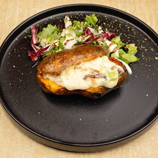 Cartofi umpluți cu praz și bacon