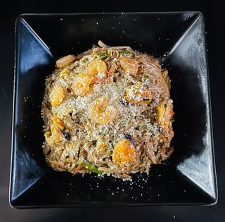 Соба з морепродуктами та овочами у вершковому соусі (350г)