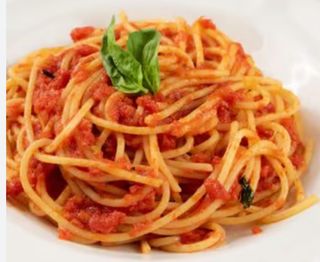 Spaghetti pomodorini, basilico e pinoli