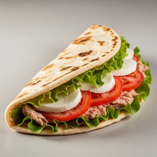 Tonno, mozzarella fresca, pomodoro e lattuga