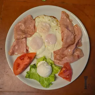 Ham and eggs doručak