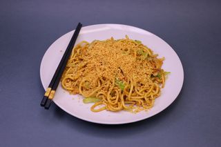 805. Nudle sa piletinom, kikirikijem i povrćem