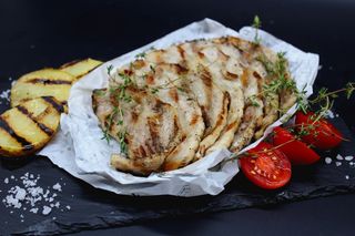Шарени месца с печени картофи и сос BBQ (350гр)