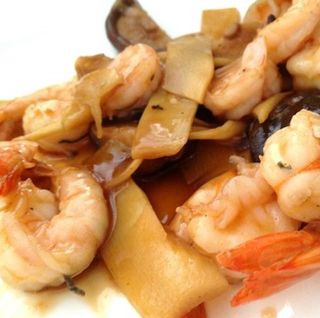 Gamberi saltati con bambu e funghi