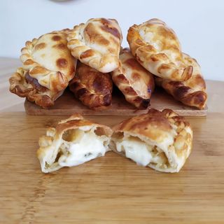 Empanada De Muzarella Y Cebolla