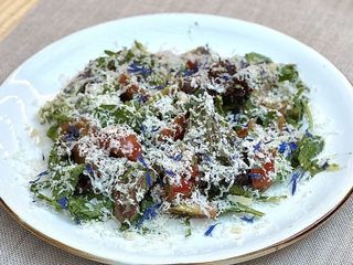 Теплий салат з свининою