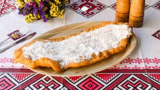 Langoș cu zahar pudra