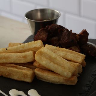 Cochino frito con yuca