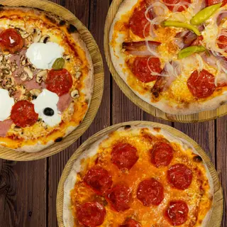 Pizza po izboru + 2x Coca-Cola 0,33 l