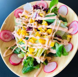 43. Ensalada De Mezclum Con Mayonesa Picante