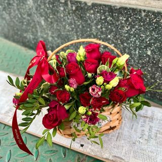 Aranjament cu flori rosii