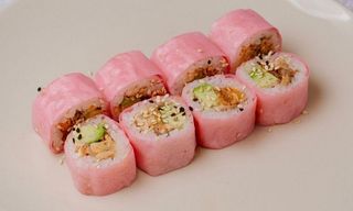 Hosomaki pieczony łosoś awokado w płatku sojowym- 8 szt -