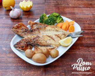 Dourada Mar Assada no Carvão