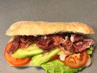 Сандвич с прясно изпечена чабата, прошуто и кашкавал