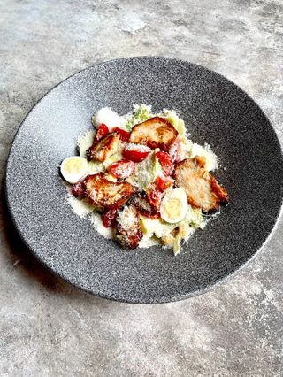 Салат з соусом цезар та ніжним курячим філе на грилі 