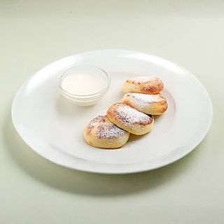 Сырники со сметаной и мёдом