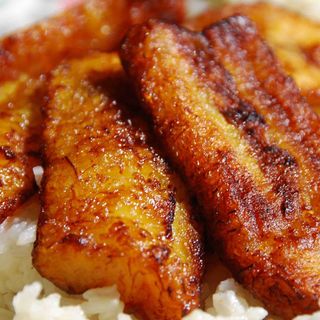 Plátano Maduro, Guarnición