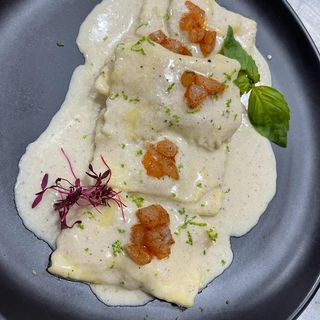 Ravioli Rellenos De Queso En Salsa Cacio E Pepe