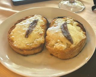 Crostino mozzarella alici