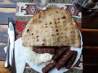 Pet ćevapa na lepinji sa kajmakom