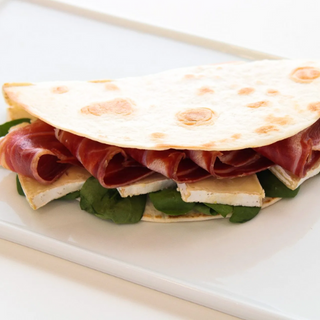 Piadina de jamón de parma, brie y espinacas