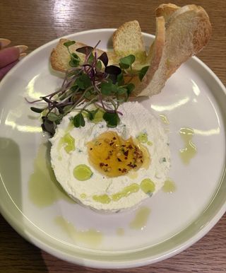 Крема сирене с меден халапеньо глейз