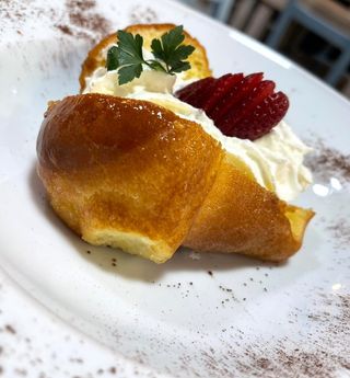 Babà crema pasticcera e frutti di bosco