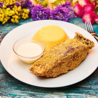 Crap de Dunare prajit cu mujdei si mamaliga